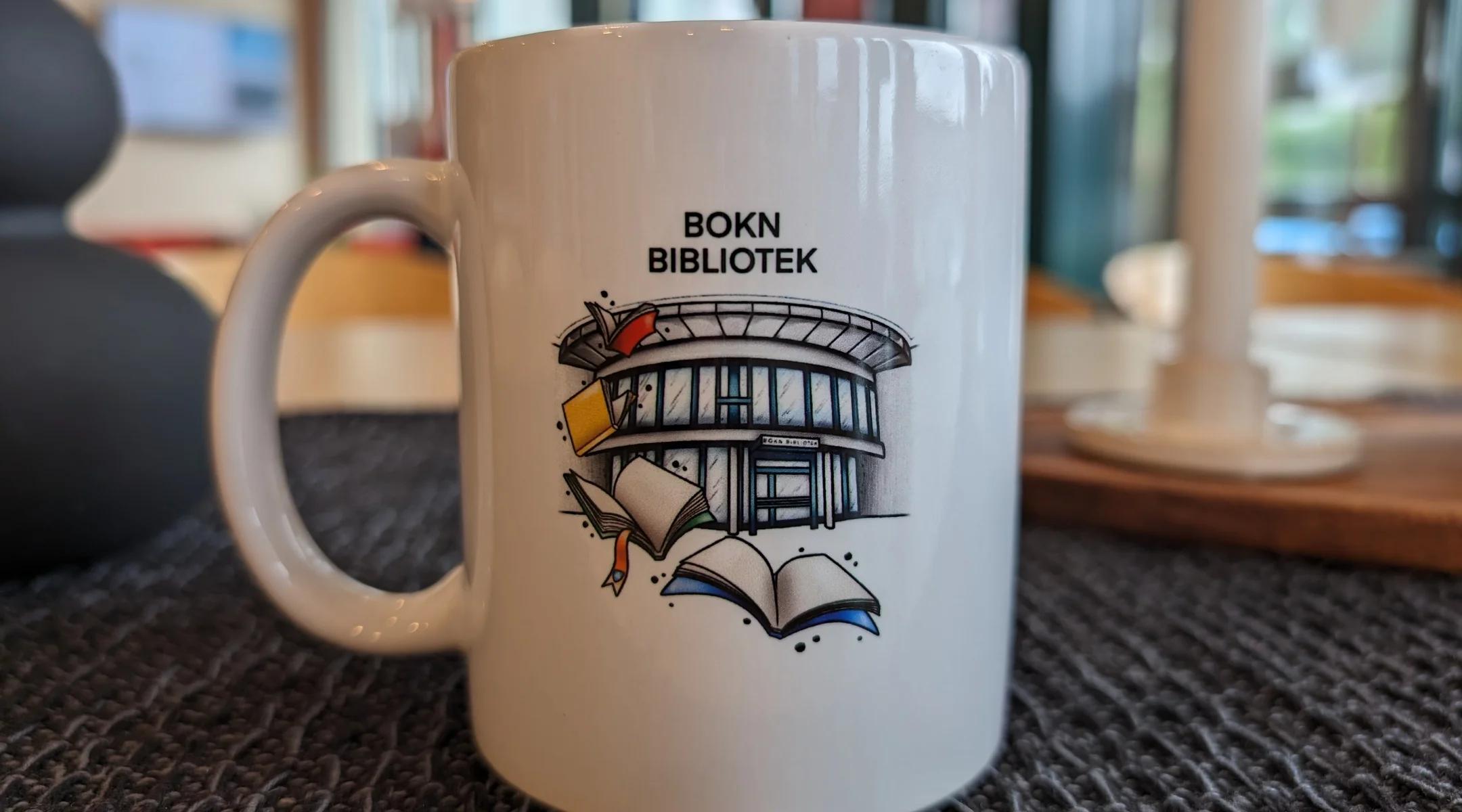 Kaffikopp med biblioteket sin logo på.